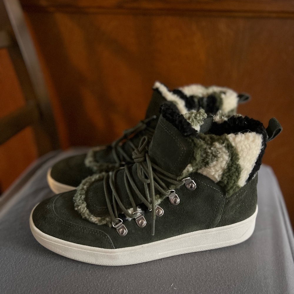 Steve Madden Army green sherpa boots